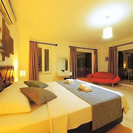 Vila Sleeps 12 Pool Wifi *